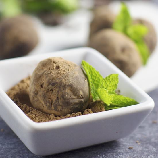 {Healthy} Chocolate Mint Truffles - Recipe photo by WorthCooking