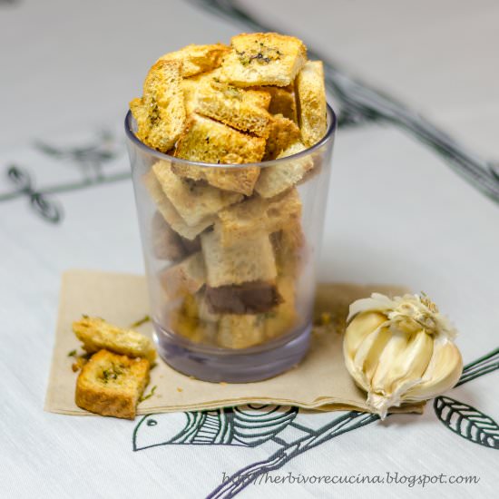 Guiltfree Crunchy Garlic Croutons - Recipe photo by Herbivore Cucina