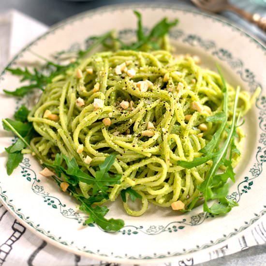 Avocado, arugula and cashew pesto - Recipe photo by supergoldenbakes