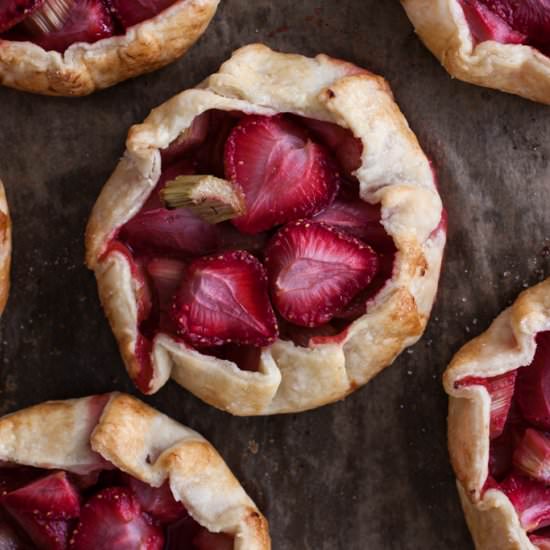 Strawberry Rhubarb Galettes - Recipe photo by toetjeaddicted