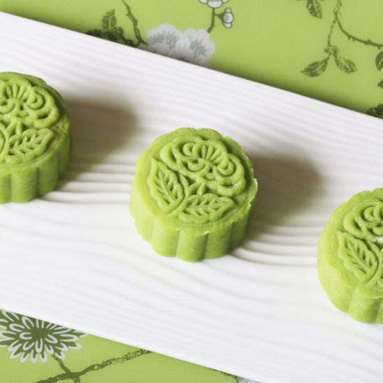 Pandan Snow Skin Mooncakes - Recipe photo by delicacious