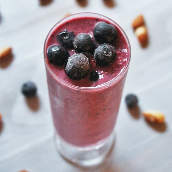 Blueberry Almond Green Smoothie - Recipe photo by thetastybite