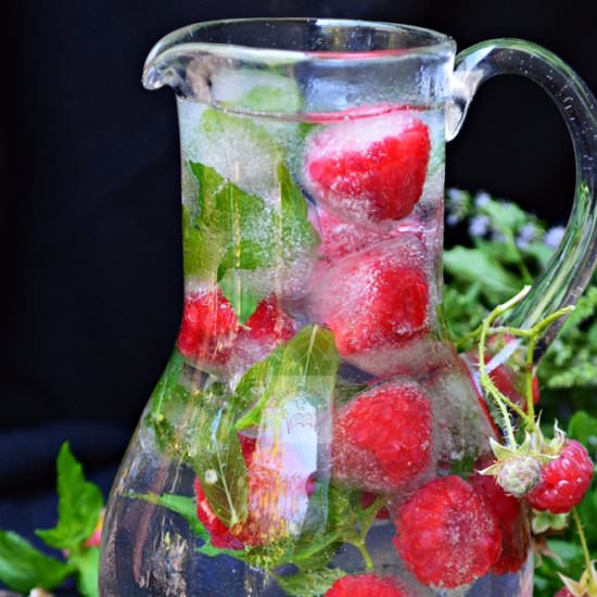 Raspberry Lemonade with Lime - Recipe photo by Caietul cu retete