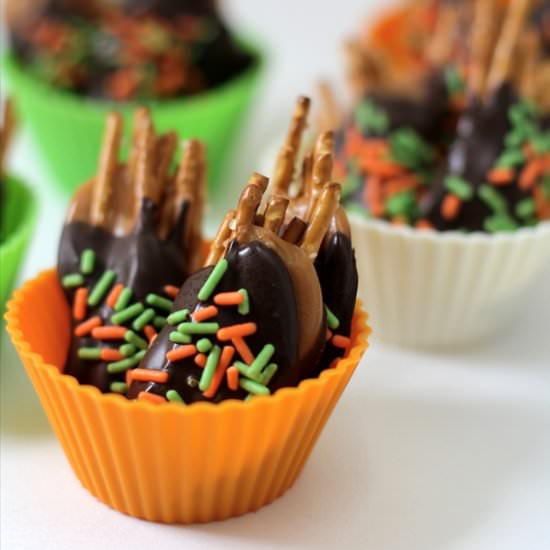 Caramel Pretzel Clusters - Recipe photo by JessicaLovesButter