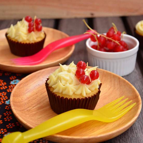 Vanilla & White Chocolate Cupcakes - Recipe photo by jothetartqueen