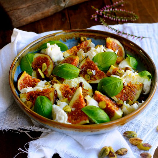 Mozzarella salad with figs - Recipe photo by KarlasNordicKitchen