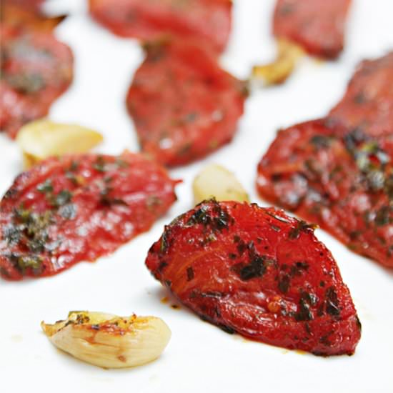Roasted tomatoes with garlic - Recipe photo by foodandstyle