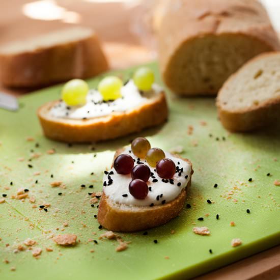Grapes and Feta Crostini - Recipe photo by elenianag