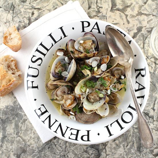 Clams in White Wine - Recipe photo by lifesafeast