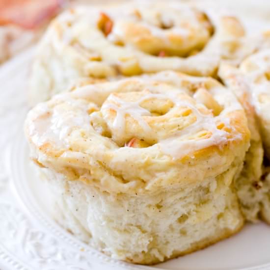 Caramel Apple Cinnamon Rolls - Recipe photo by a latte food