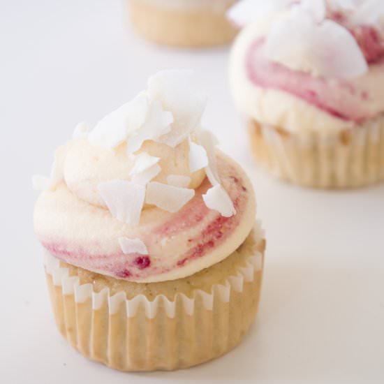 Coconut and raspberry cupcakes - Recipe photo by lesfriandsdlise