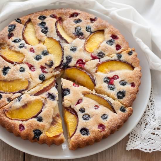Easy cake with berries and peaches - Recipe photo by toetjeaddicted