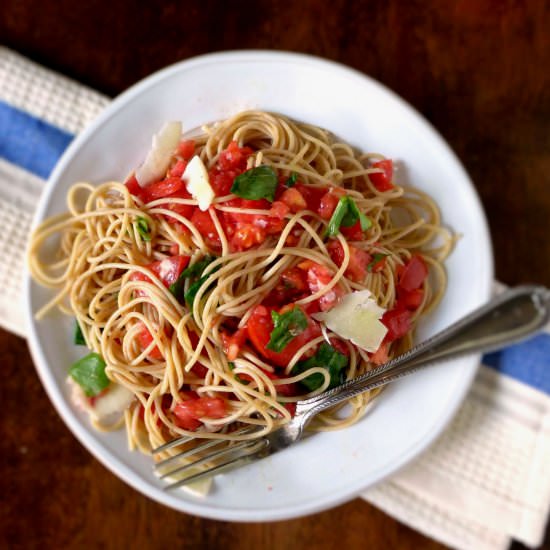 No-Cook Tomato Sauce Over Spaghetti - Recipe photo by Luv My Veggie Table