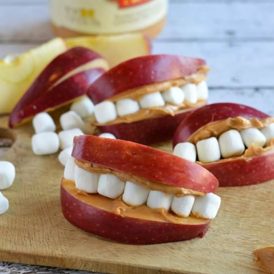 Apple Peanut Butter Teeth - Recipe photo by Blommi