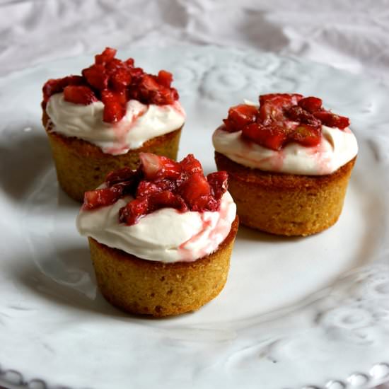 Victoria Sponge Cakes - Recipe photo by foodand_