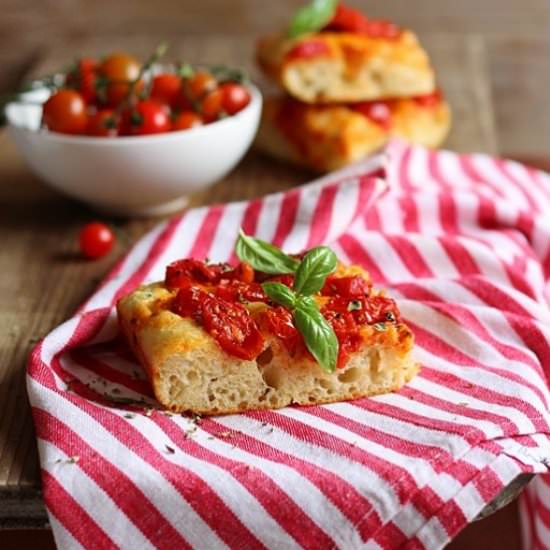 Focaccia with potatoes and cherry - Recipe photo by momi