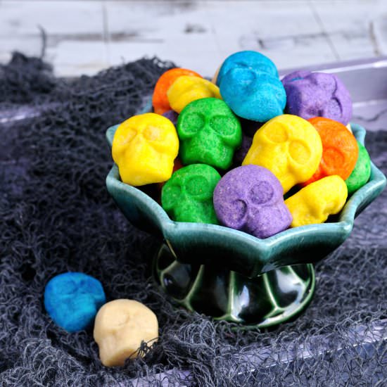 Rainbow Sugar Cookie Skulls - Recipe photo by Hanielas