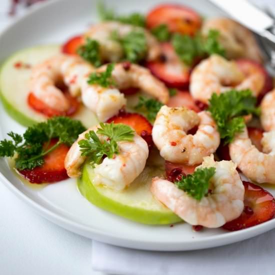 Shrimp, apple and strawberry salad - Recipe photo by theslimduck