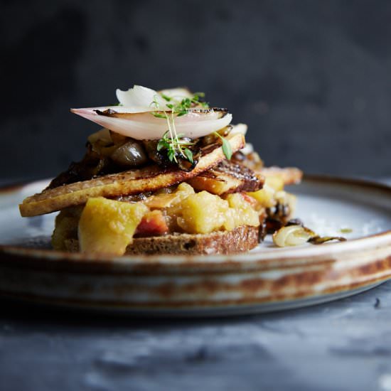 Pork, Onions and Apples. - Recipe photo by madetmere