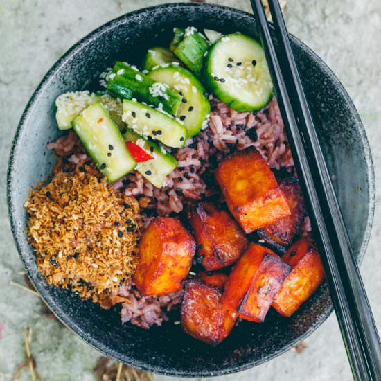 Gochujang Tofu and Cucumber Bowl - Recipe photo by veganmiam