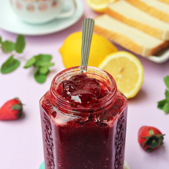 Homemade strawberry jam - Recipe photo by featsoffeasts