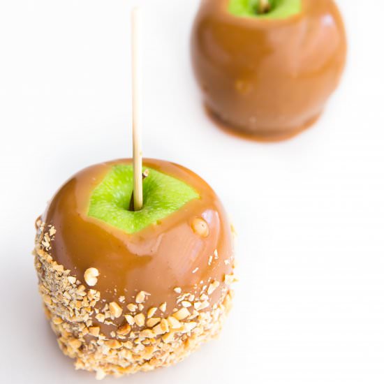 Homemade Caramel Apples - Recipe photo by broma bakery