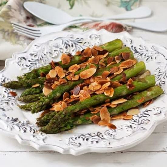 Espárragos plancha con almendras - Recipe photo by Dit i Fet