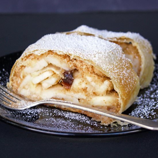 Original Viennese Apple Strudel - Recipe photo by lilVienna.com