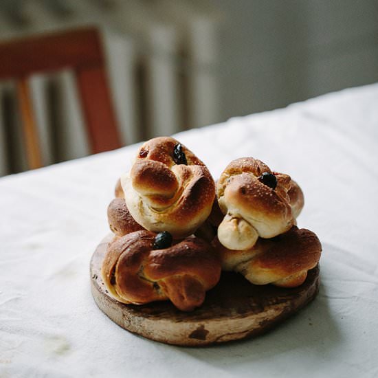 Cinnamon and Raisins Knots - Recipe photo by what should i eat for breakfast today