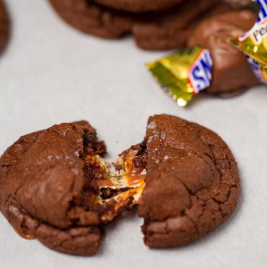 Snickers Stuffed Brownie Cookies - Recipe photo by ArisMenu