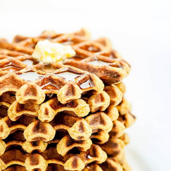 Gingerbread Oat Pumpkin Waffles - Recipe photo by Justyna Pankowska
