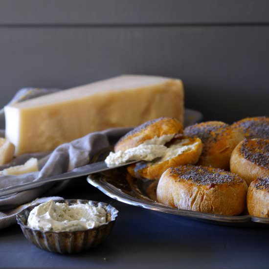Pumpkin Buns with Parmesan Cheese - Recipe photo by julzalicious