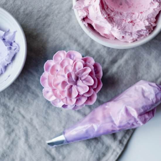 Flower Frosting Tutorial - Recipe photo by copenhagencakes