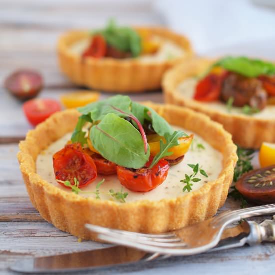 Tomato tart with polenta crust - Recipe photo by LaPetit