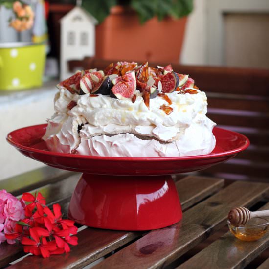 Figs and almonds pavlova - Recipe photo by Enjoy-Food