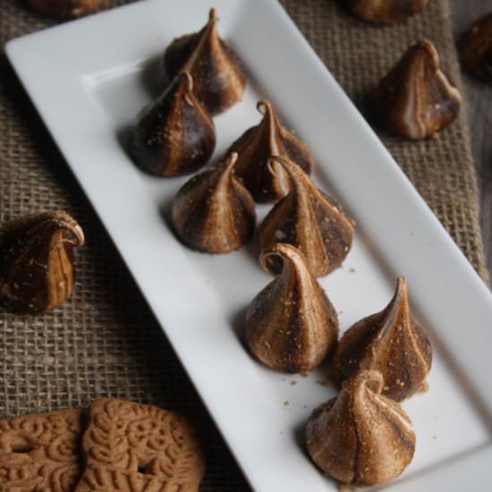 Speculaas Meringues - Recipe photo by Sweet Happinez
