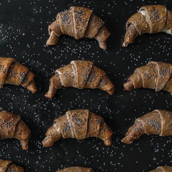 Poppy seed crescent rolls - Recipe photo by Minty Meta