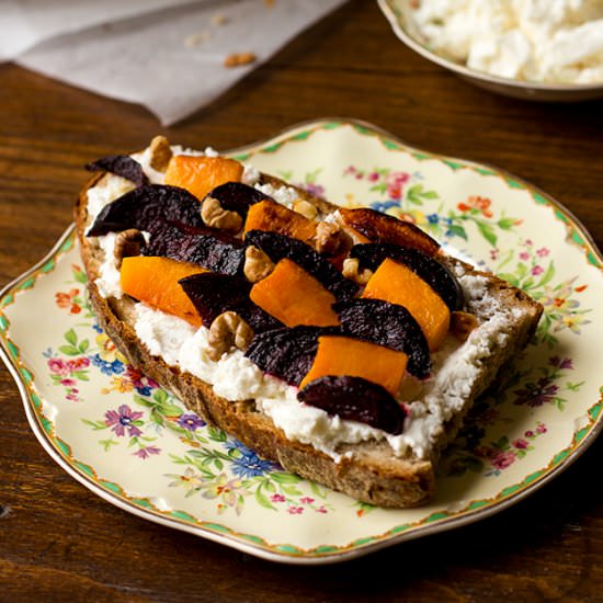 Russian rye + roasted beet toast - Recipe photo by lublyou