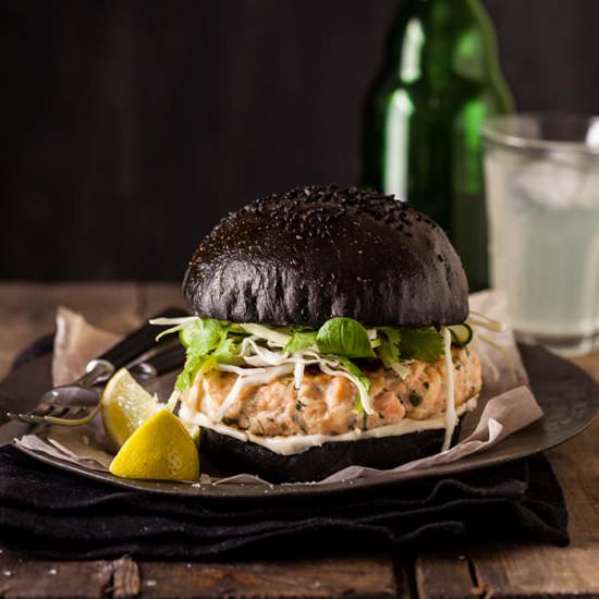 Salmon burger with black brioche - Recipe photo by drizzleanddip