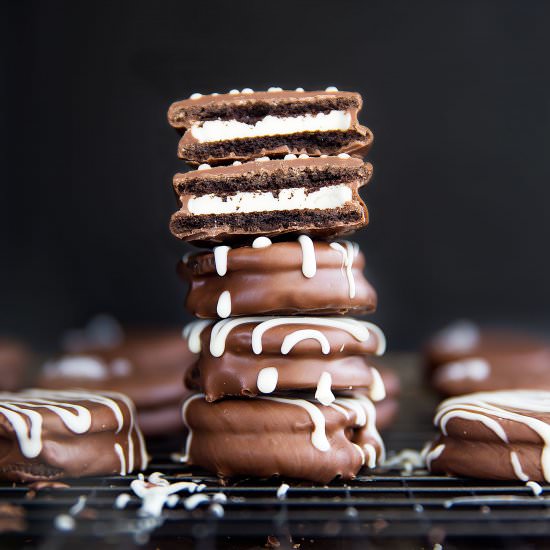 Mint Chocolate Covered Oreos - Recipe photo by broma bakery