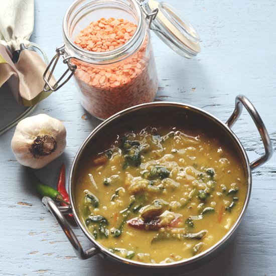 Garlic and spinach lentils - Recipe photo by notacurry.com