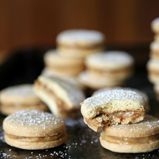 Dulce De Leche Ginger Alfajores - Recipe photo by LaCooquette