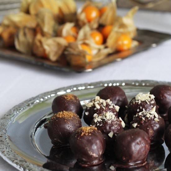 Cashew & Medjool Date Balls - Recipe photo by Elegantlyvegan