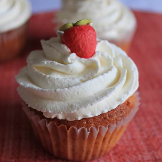 Strawberry cupcakes with cream - Recipe photo by Natalia_cocina