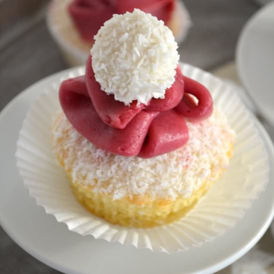Santa Hat Cupcakes - Recipe photo by bakerangel.com