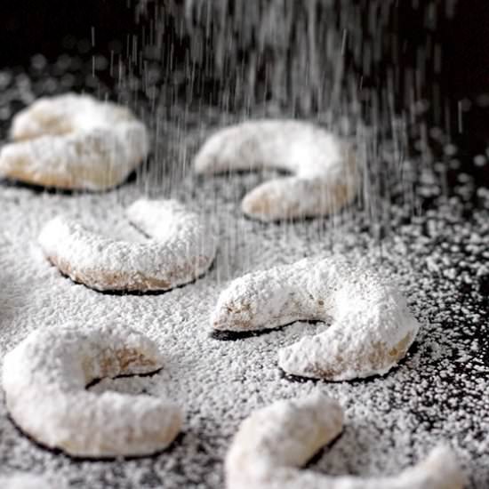 Austrian Vanilla Crescents - Recipe photo by lilVienna.com