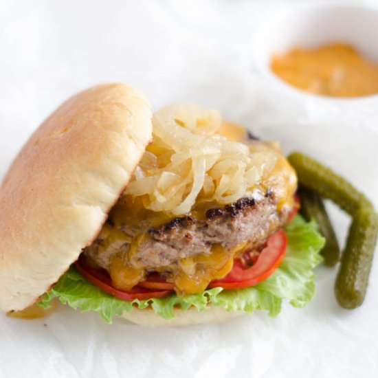Juicy Lucy Hamburger. - Recipe photo by Miss Vinagre
