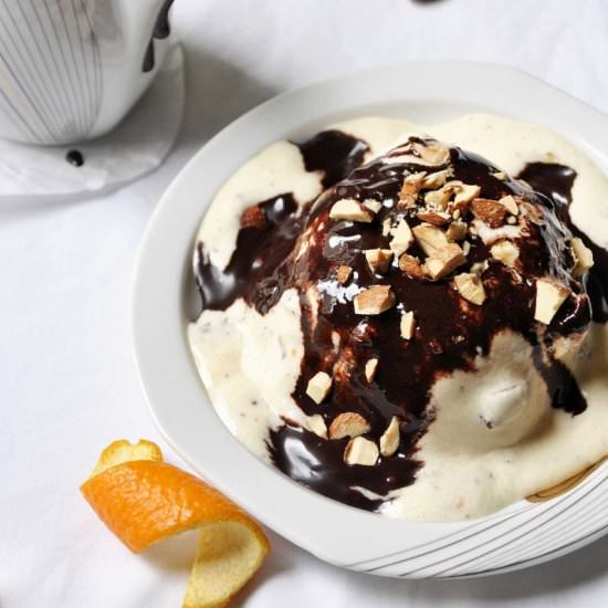Semifreddo with hot chocolate sauce - Recipe photo by kiskanal