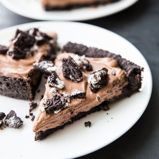 Vegan Dirt Cake Pie - Recipe photo by Katie @ Veggie and the Beast