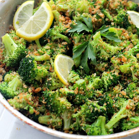 Garlicky Steamed Broccoli - Recipe photo by diethood